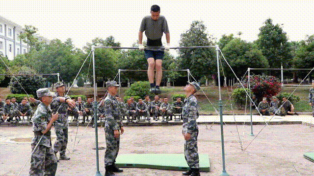 队员展现实力，战场热火朝天