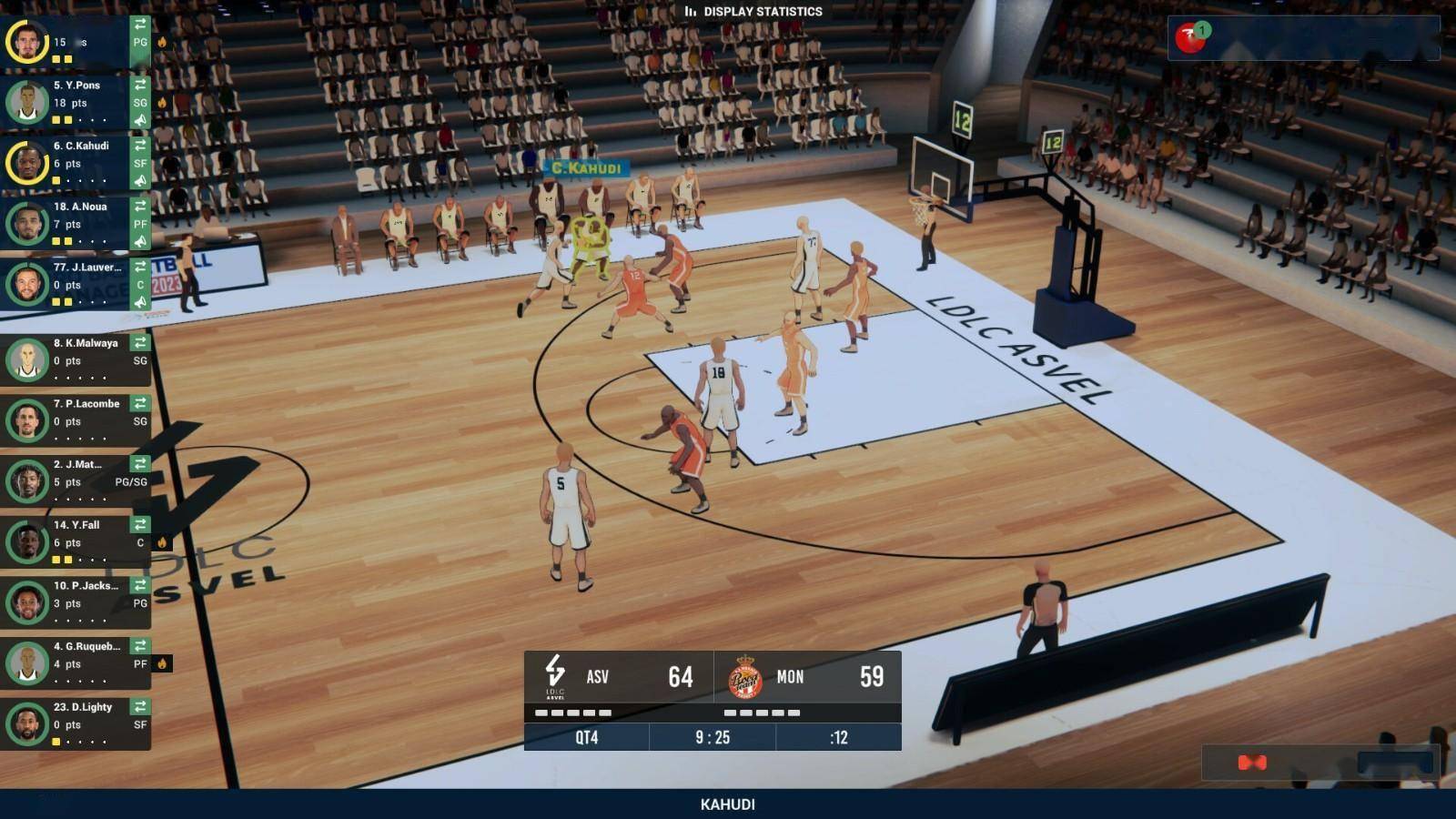 篮球经理人遇到困难，球员合同谈判激烈