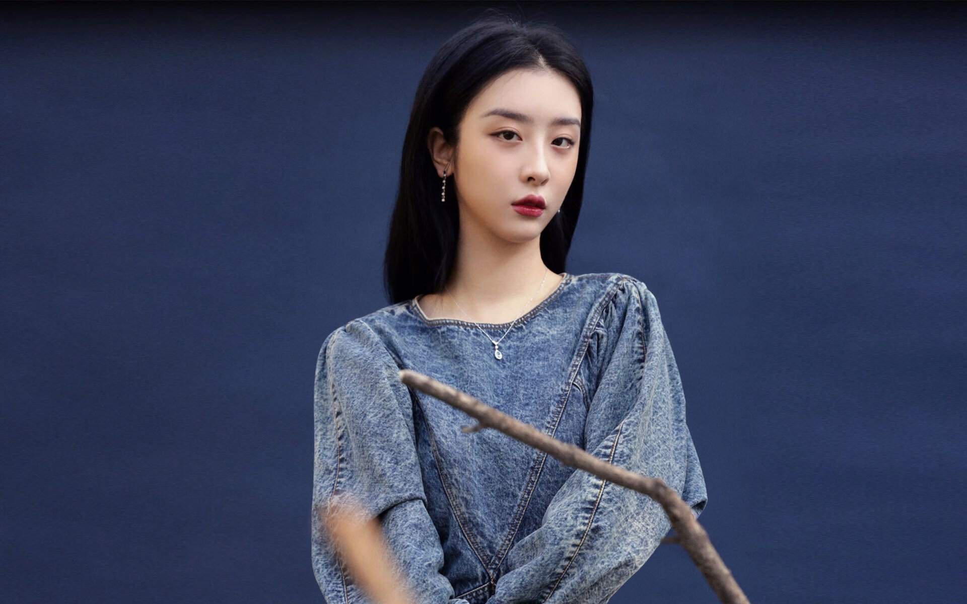 开云体育官网-卡马文加,从压力调节器到胜负转换器—解析佛罗伦萨如何以体系强压击穿比利亚雷亚尔